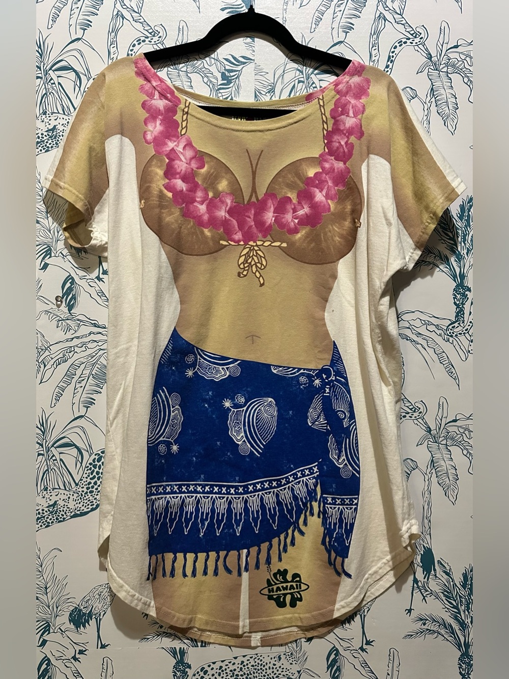Novelty Hawaiian Graphic Women's Top in Cream and Blue